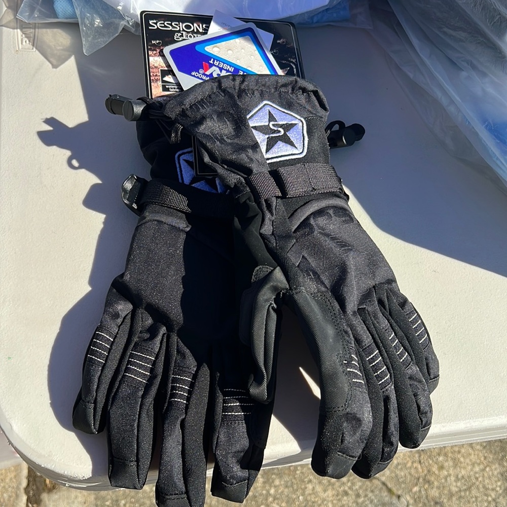 Snow gloves for sale! New with tag!